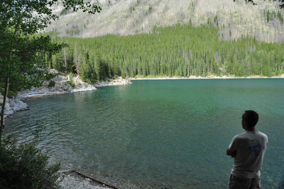 Caminhada na orla do lago Minnewanka, no Banff National Park, em Alberta, no Canadá